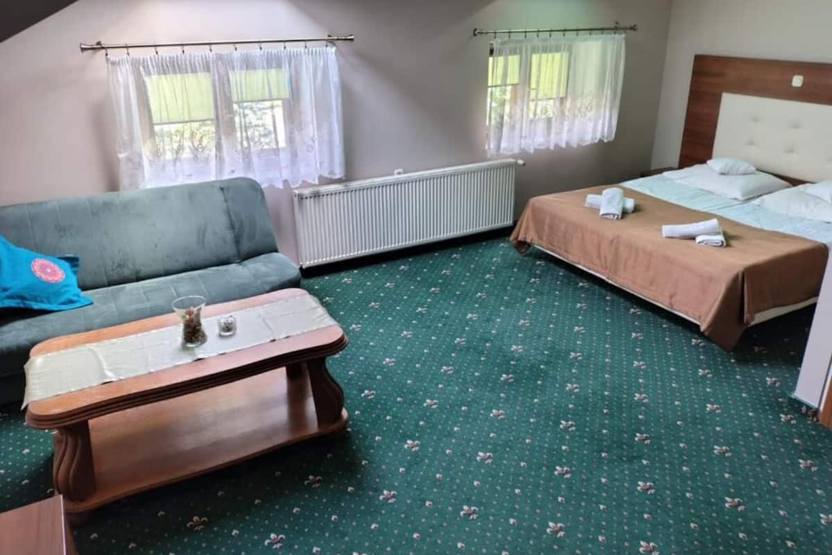 Superior driepersoonskamer | Een bureau, een laptopwerkplek, verduisterende gordijnen