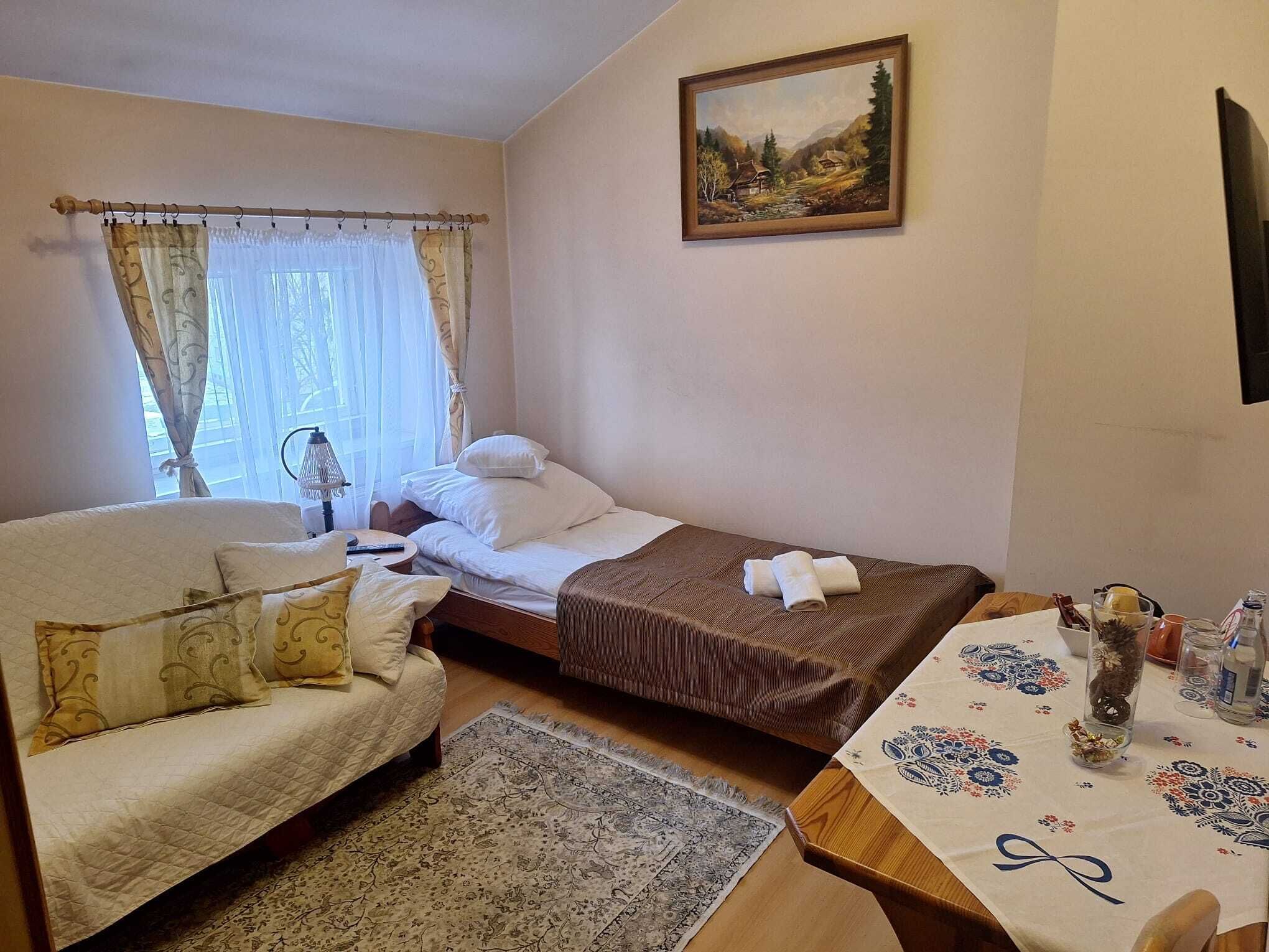 Escritorio, espacio para trabajar con laptop y cortinas blackout 