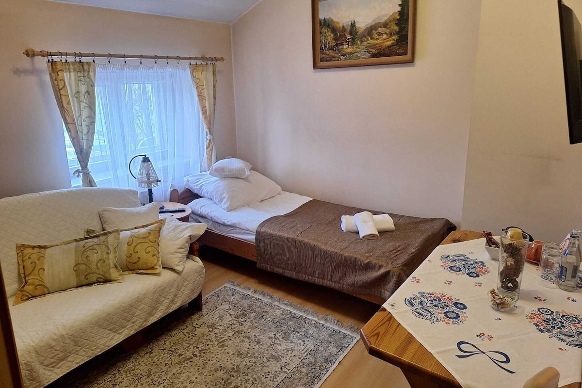 Escritorio, espacio para trabajar con laptop y cortinas blackout