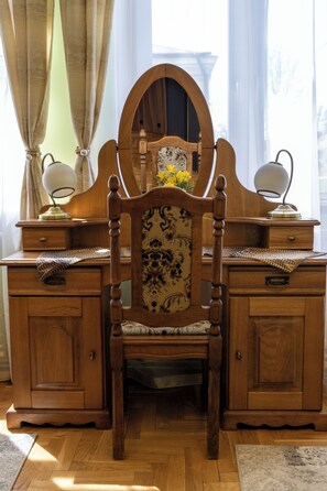 Presidential Apartment | Desk, laptop workspace, blackout curtains, iron/ironing board - Rezydencja Jagiellońska (Sanok)