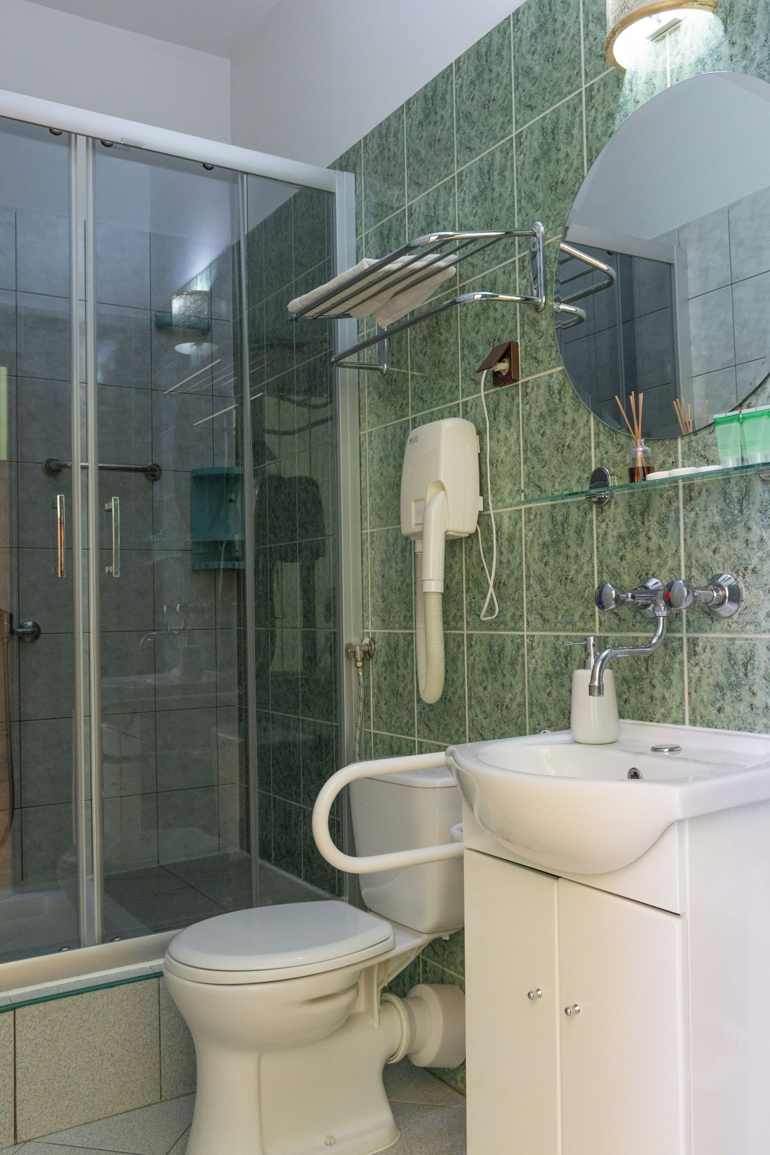 Presidential Apartment | Bathroom | Shower, hair dryer, towels, soap