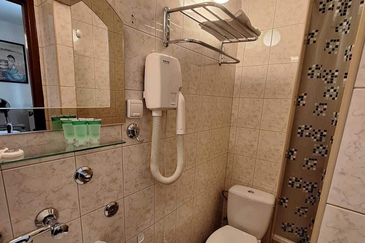 Superior Twin Room | Bathroom | Shower, hair dryer, towels, soap