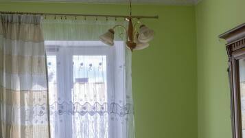 Kamar Triple Keluarga | Meja kerja, ruang kerja ramah laptop, dan tirai kedap cahaya