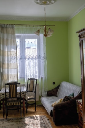 Family Triple Room | Desk, laptop workspace, blackout drapes, iron/ironing board - Rezydencja Jagiellońska (Sanok)