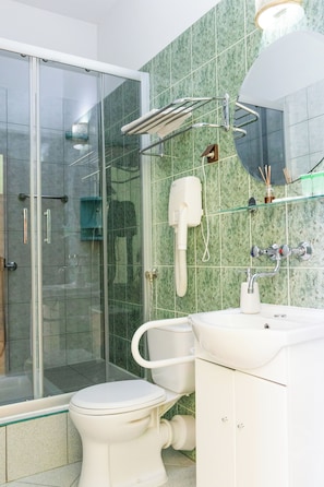 Presidential Apartment | Bathroom | Shower, hair dryer, towels, soap