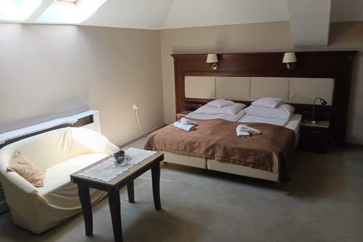 Chambre Double Supérieure | Bureau, espace de travail pour ordinateur portable, rideaux occultants