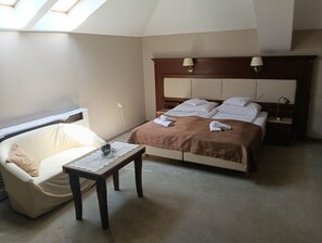 高级双人房 | 办公桌、笔记本电脑工作区、遮光窗帘、熨斗/熨板