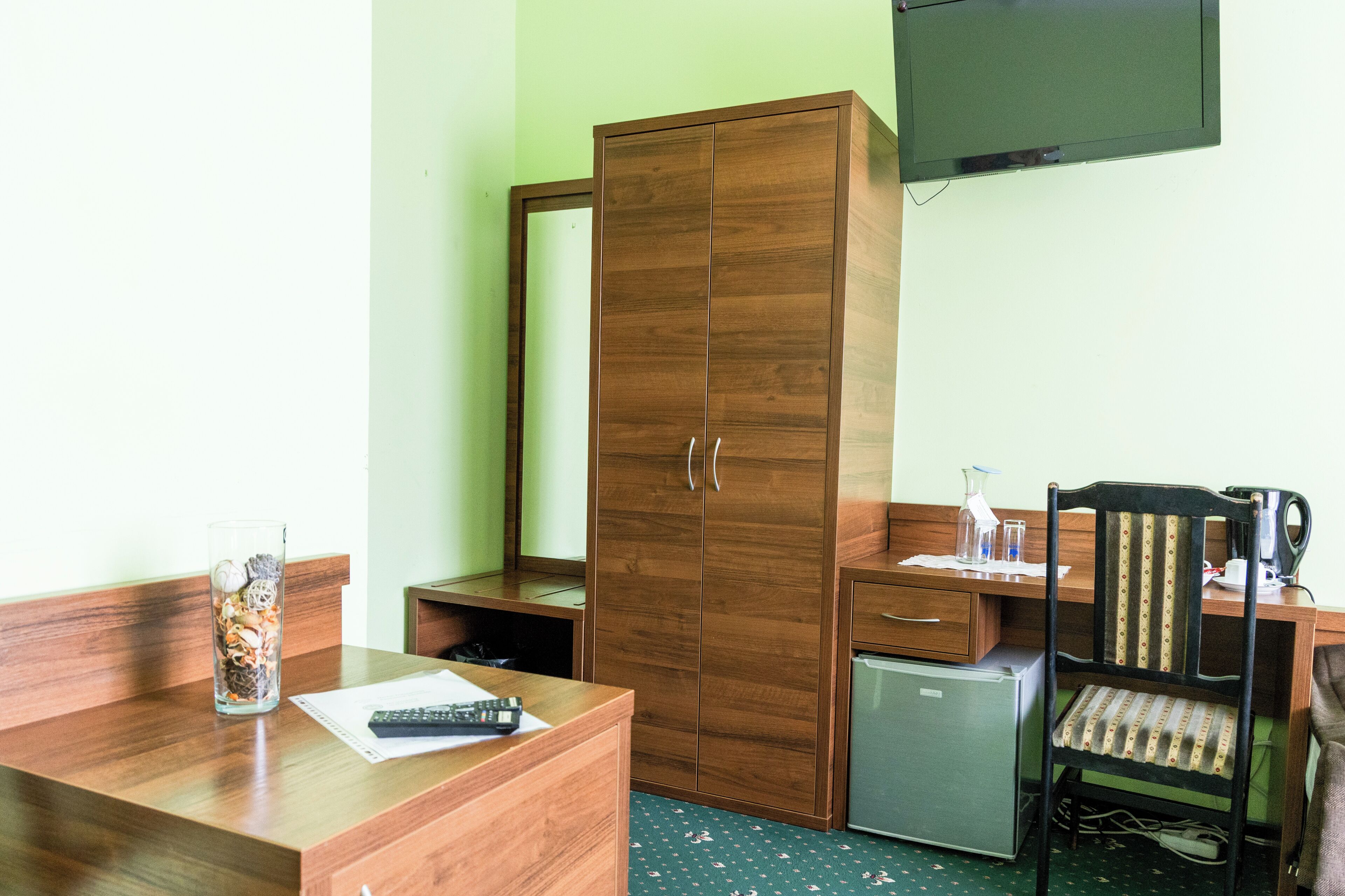 Twin Room | Desk, laptop workspace, blackout drapes, iron/ironing board (on request)