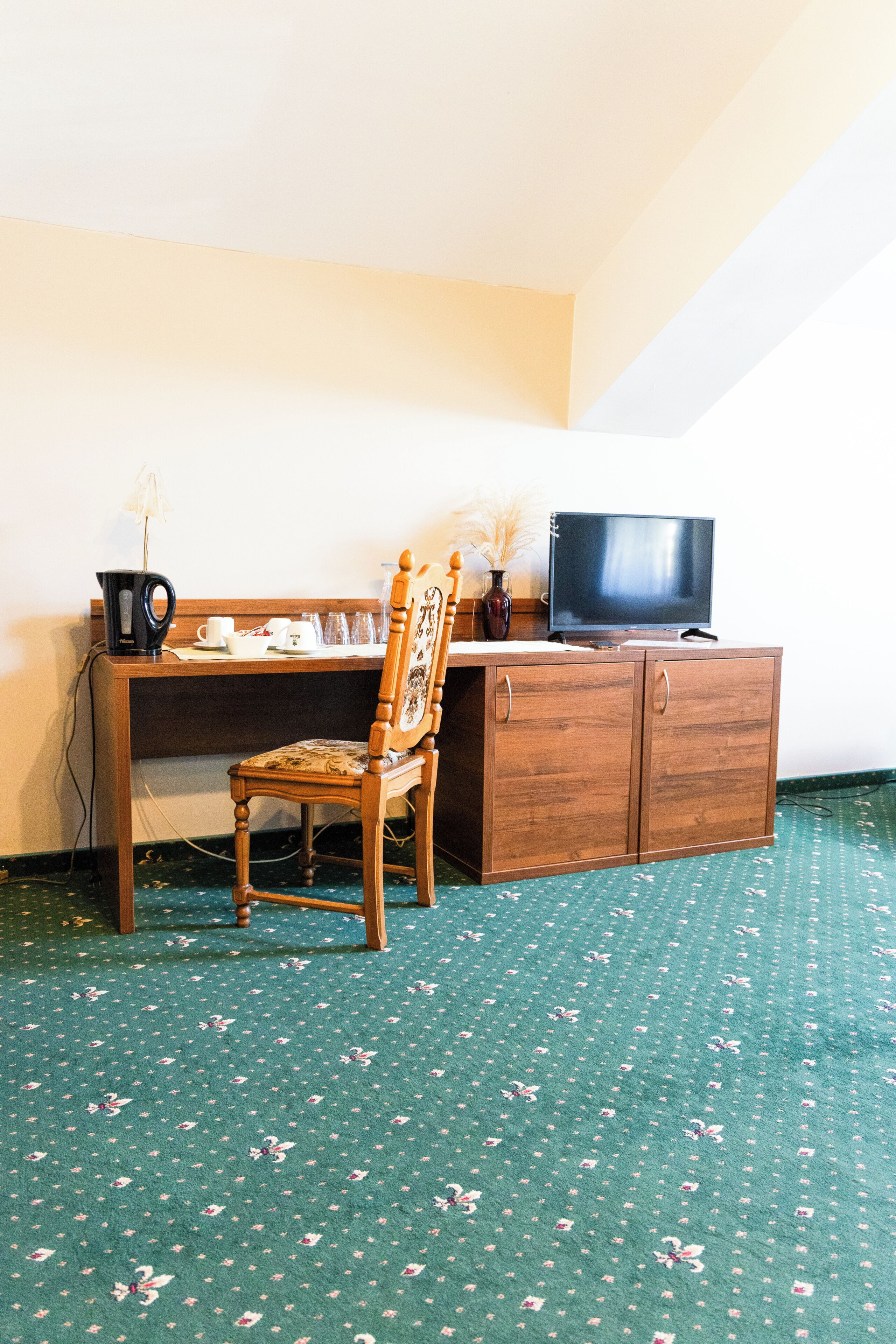Habitación triple Deluxe, vistas a la colina | Escritorio, espacio para trabajar con un portátil, cortinas opacas