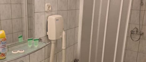 Standaard eenpersoonskamer, uitzicht op bergen | Badkamer | Een douche, een haardroger, handdoeken, zeep