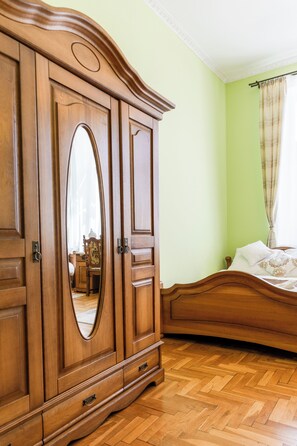 Presidential Apartment | Desk, laptop workspace, blackout curtains - Rezydencja Jagiellońska (Sanok)