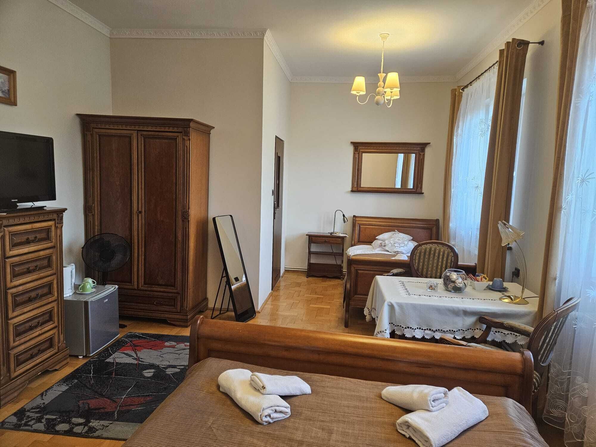 Familie driepersoonskamer | Een bureau, een laptopwerkplek, verduisterende gordijnen