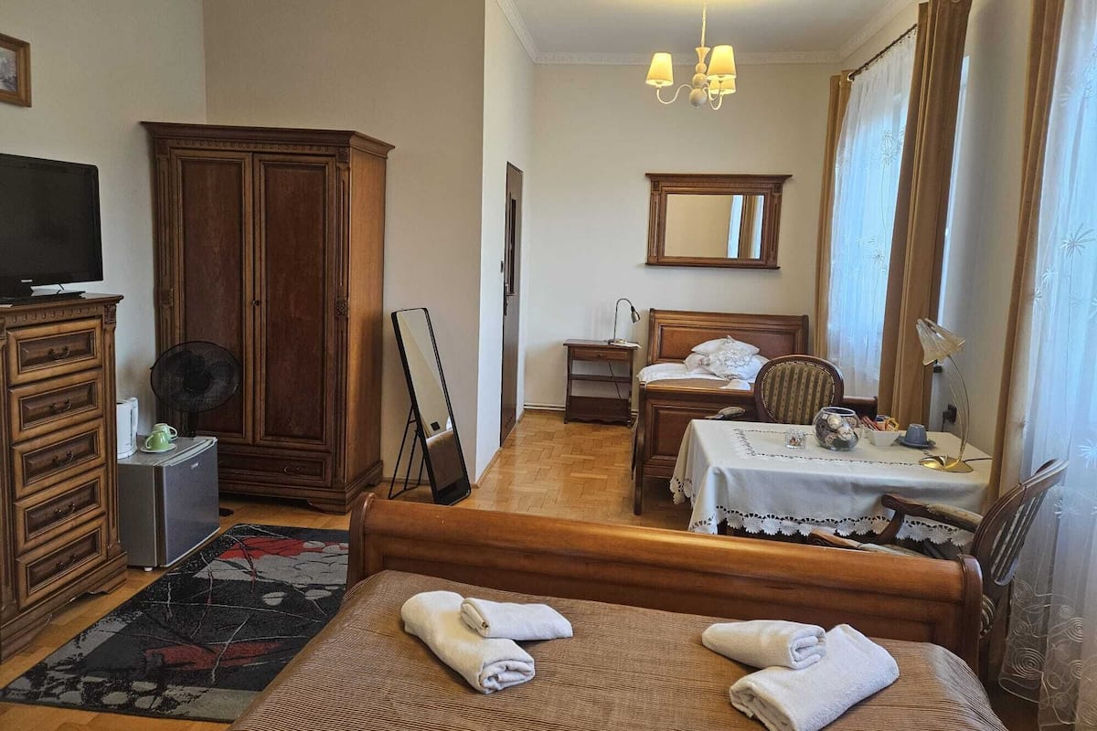 Familie driepersoonskamer | Een bureau, een laptopwerkplek, verduisterende gordijnen