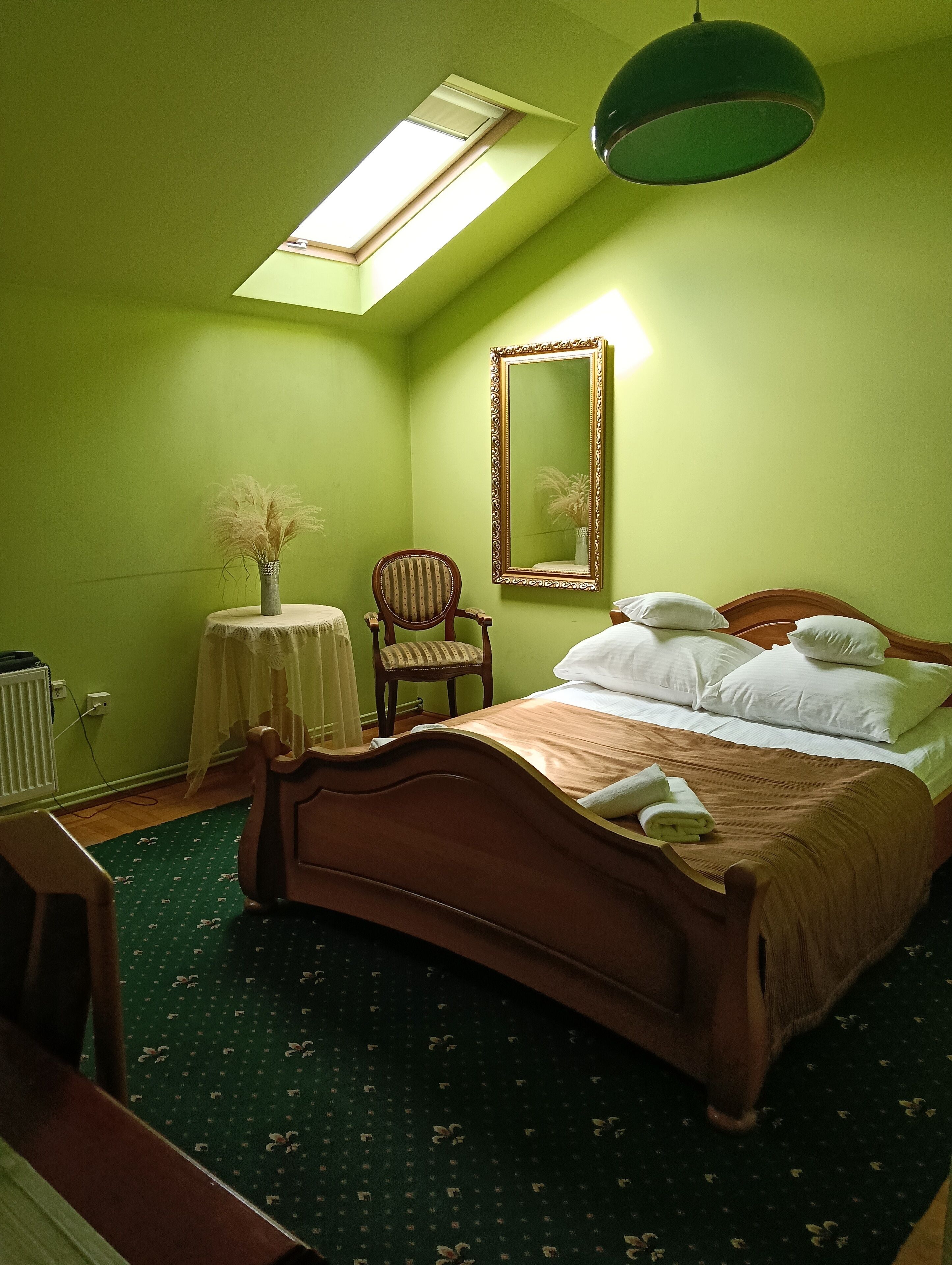 مكتب ومساحة عمل للكمبيوتر المحمول وستائر تعتيم ومكواة/لوح كي