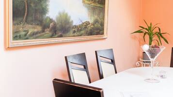 Habitación cuádruple Royal | Escritorio, espacio para trabajar con un portátil, cortinas opacas