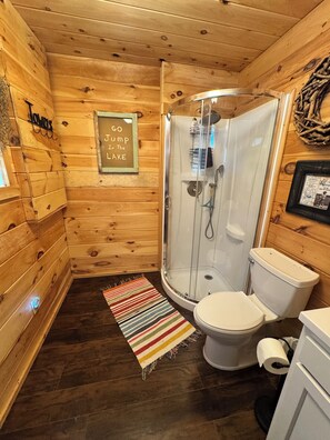 Regadera, toallas, jabón, papel de baño 