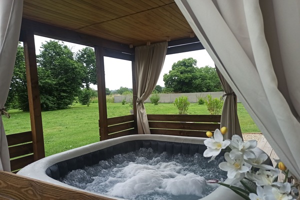 Bain à remous extérieur