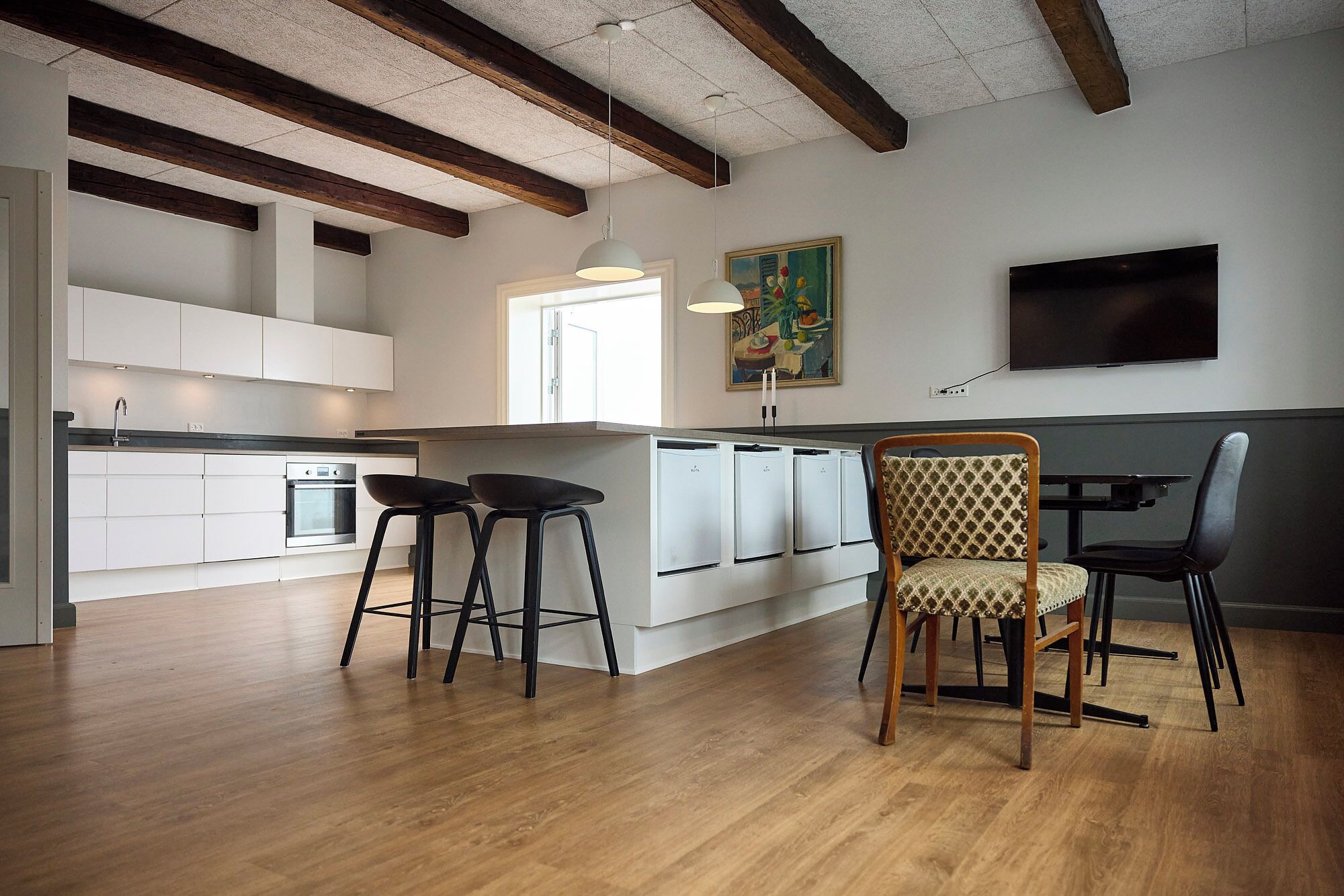 Een 40-inch flatscreentelevisie met digitale zenders