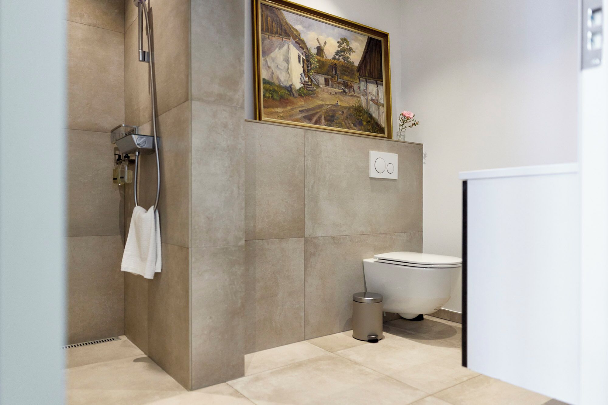 Towels, soap, shampoo, toilet paper
