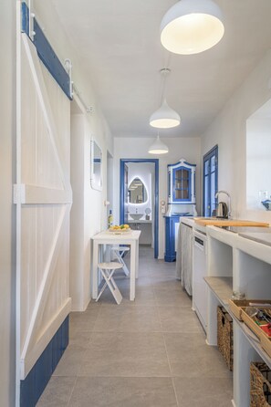 Comfort House, Patio, Sea View | Private kitchen | Fridge, microwave, stovetop, dishwasher - Mediterranea Blu (Milos)