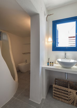 Comfort House, Patio, Sea View | Bathroom | Shower, free toiletries, hair dryer, towels - Mediterranea Blu (Milos)