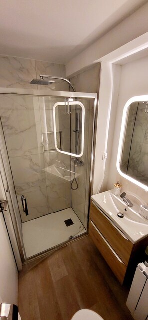 Shower, hair dryer, towels, soap - Le Palma studio hyper center (Rennes)