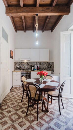 Klassiek appartement, balkon | Dineerruimte