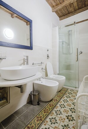 Economy Apartment, Balcony | Bathroom | Hair dryer, bidet, towels, soap - Omodei House (Marsala)