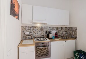 Refrigerador, horno, placa de cocina, utensilios de cocina