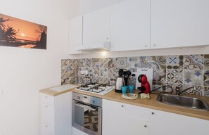 Klassiek appartement, balkon | Privékeuken | Een koelkast, een oven, een kookplaat, kookgerei, borden en bestek