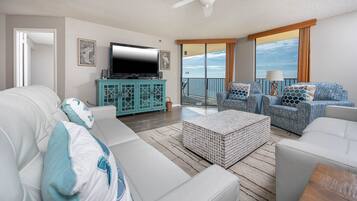 Condo, 3 quartos | Área de estar