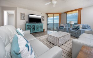 Condo, 3 Bedrooms | Living area
