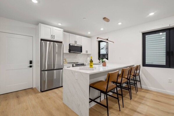 Réfrigérateur, micro-ondes, four, plaque de cuisson