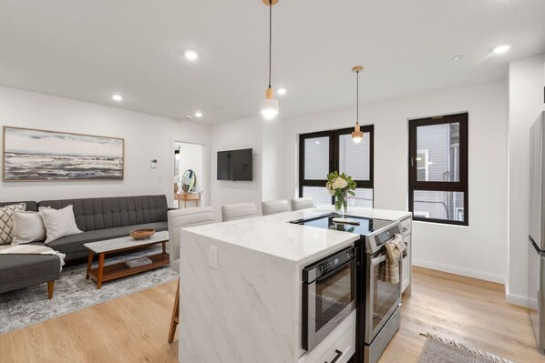 Fridge, microwave, oven, stovetop - Boston Skyline Stay | 1BR + City Views (Boston)