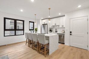 雪櫃、微波爐、焗爐、爐具