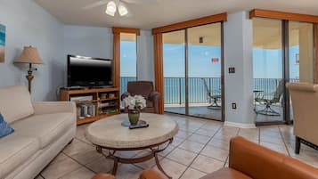 Condo, 3 Bedrooms | Living area