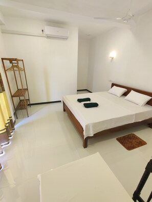 Escritorio, wifi gratis y ropa de cama 