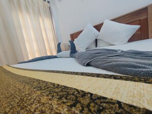 Phòng đôi tiện nghi đơn giản, 1 giường đôi | Bàn, truy cập Internet không dây miễn phí, bộ trải giường 