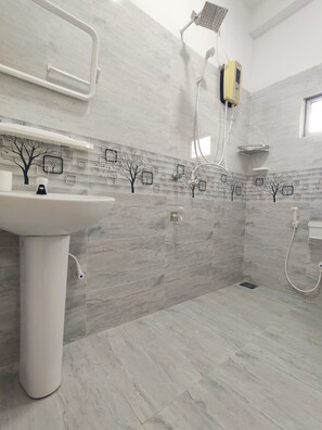 Comfort Double Room, Garden View | Bathroom | Shower, rainfall showerhead, towels, soap - Randi Guest House (Mirissa)