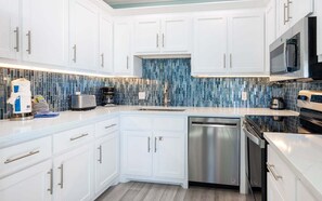 Condo, 1 Bedroom | Private kitchen | Fridge, oven, coffee/tea maker