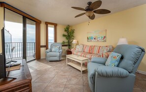 コンドミニアム 2 ベッドルーム | リビング エリア