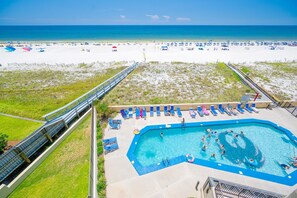 Un espace piscine offrant une vue sur la plage et l’océan.