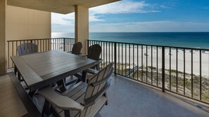 Condo, 3 chambres | Restauration en plein air