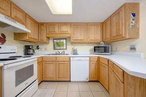 Condo, 2 quartos | Cozinha privada | Geladeira, fogão, cafeteira/chaleira