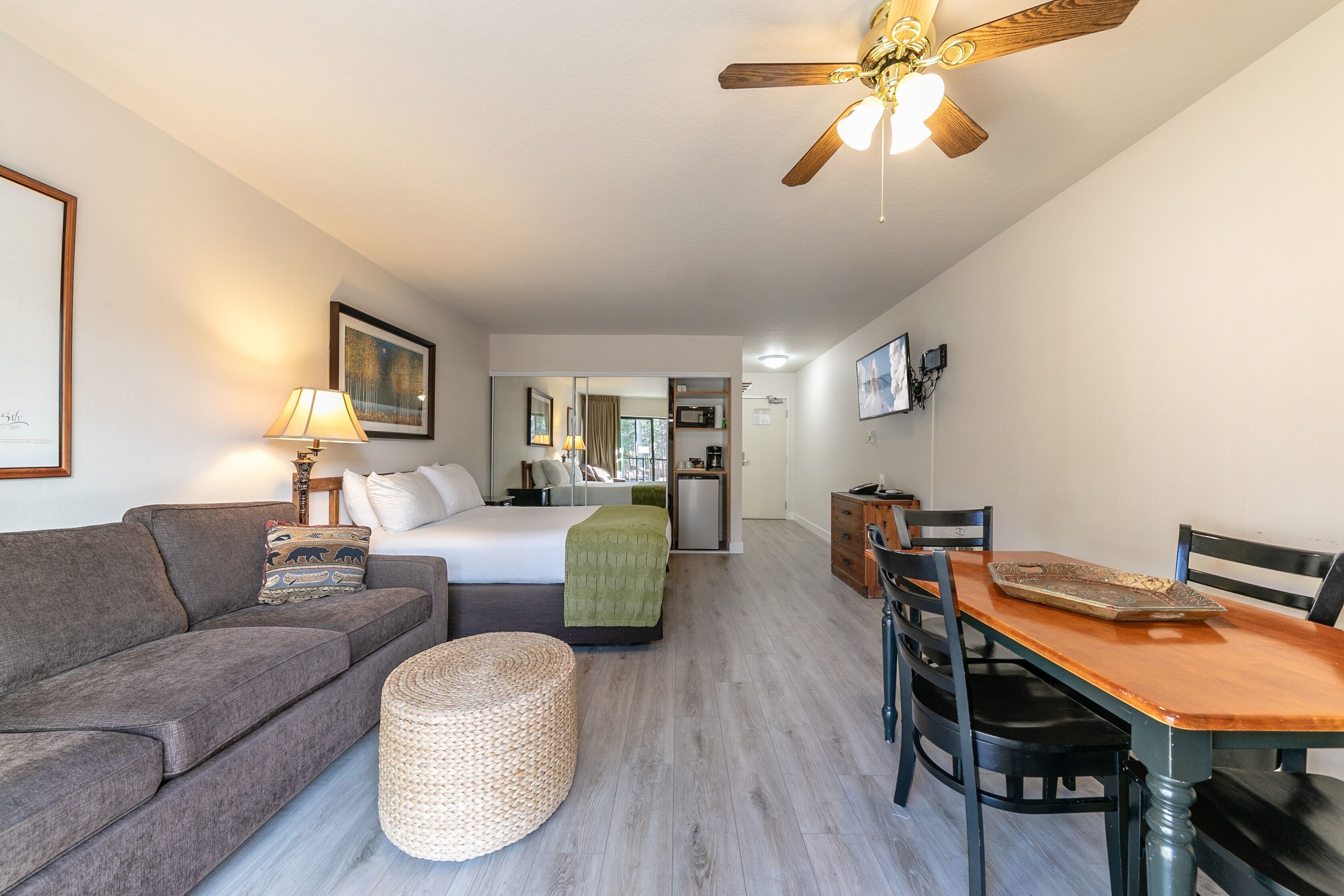 Condo, 1 Bedroom | Living area