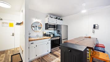 Condo, 1 habitación | Cocina privada | Refrigerador, horno y cafetera y tetera