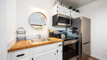 Condo, 1 Bedroom | Private kitchen