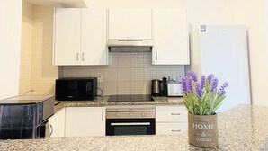 Cafetera y tetera, refrigerador, microondas y horno 