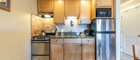 Condo, 1 Bedroom | Private kitchen | Fridge, oven, coffee/tea maker, toaster