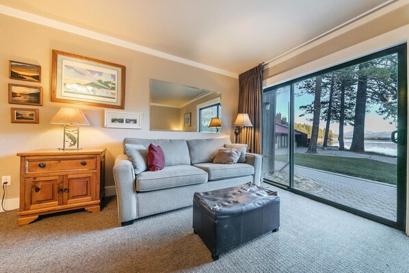 Condo, 1 Bedroom | Living area